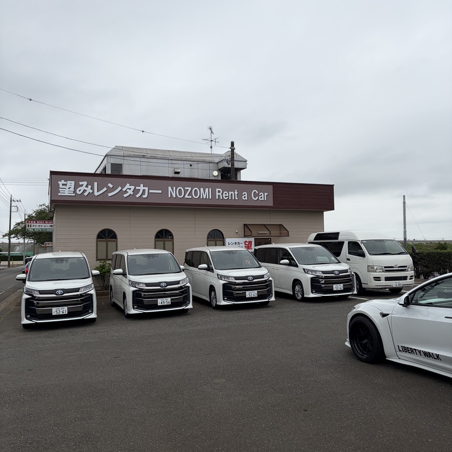 店舗前に停められた実際の Toyota Noah 車両